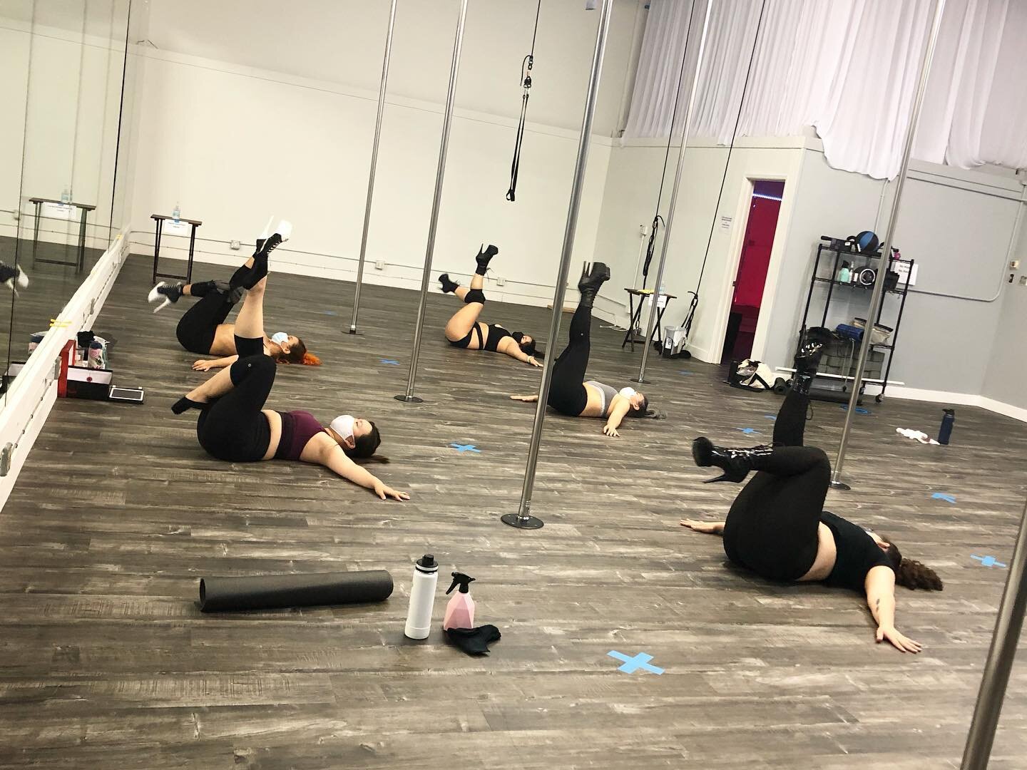 🦵🏼Legs up.
👠Heels on.

Join us for heels choreo tomorrow at 6:10pm. 

#pole #poleheels #heelschoreo #poleheelschoreo #polechoreo #poledance #heels #choreography #revelroomstudios