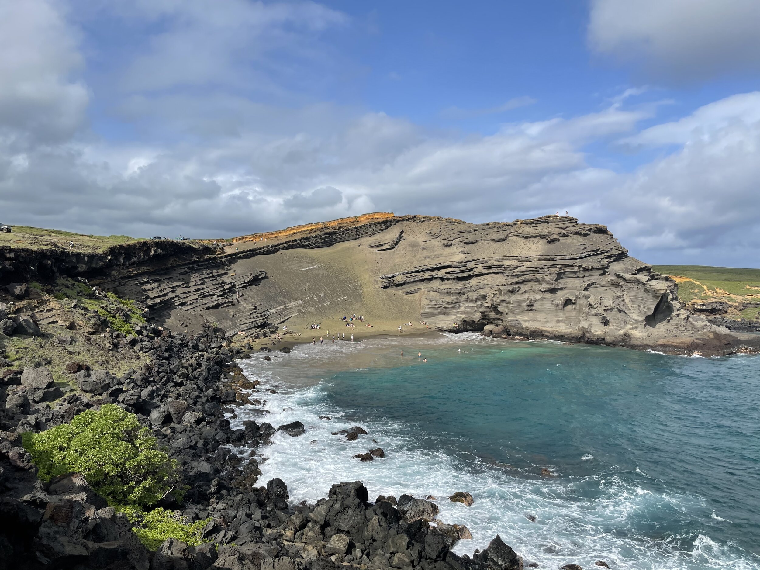 Papakolea green sand beach