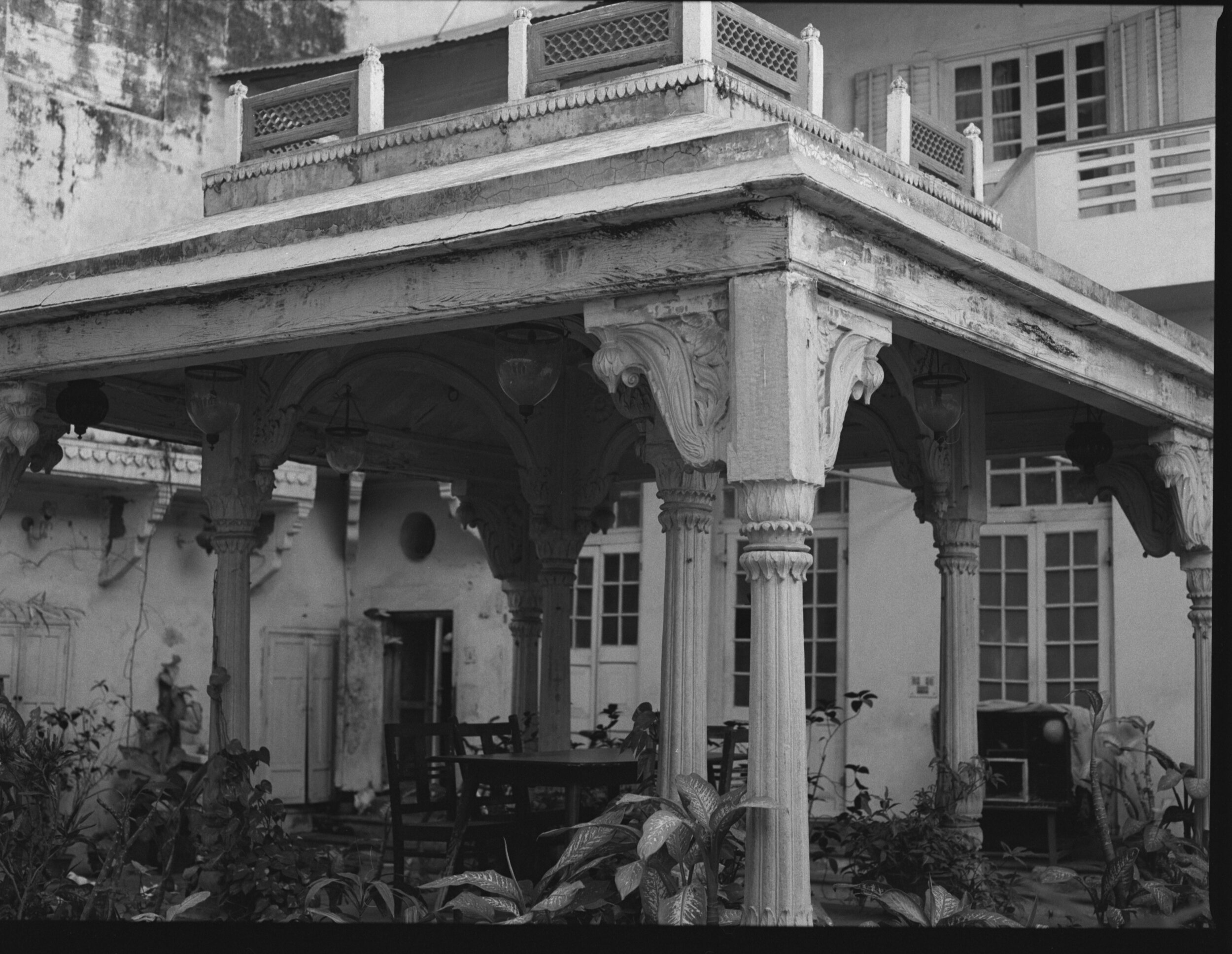 Varanasi_Kodak_tri-X_001.jpg