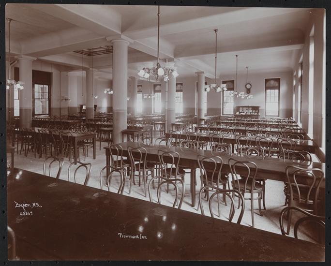 Dining room of the Trowmart Inn, 1906. Byron Company. The Museum of the City of New York.