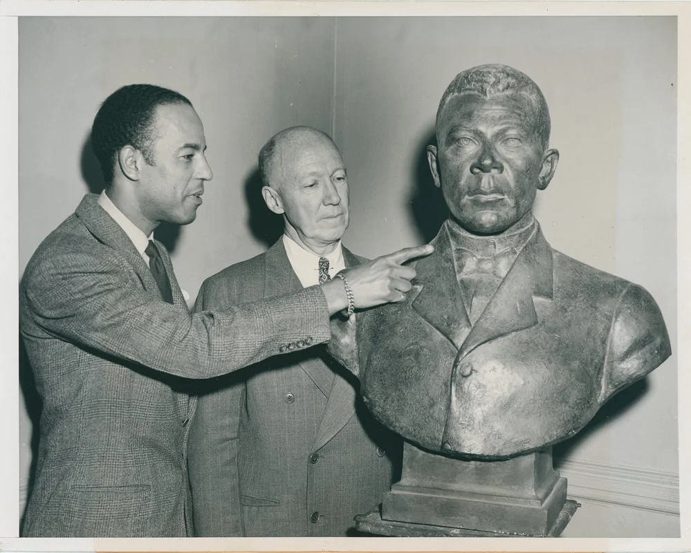The bust of Booker T. Washington with its sculptor Richmond Barthé, 1946. Bronx Community College Archives.
