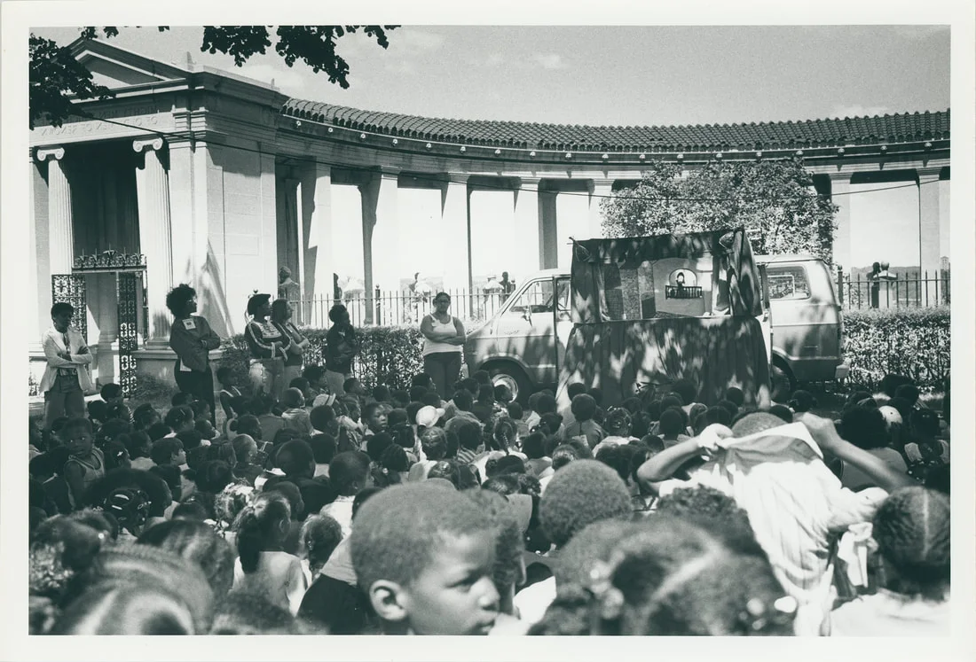 Children’s puppet show at Hall of Fame, 1977. Bronx Community College Archives.