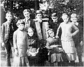 The ‘Astor orphans’ and their cousin Mary Marshall at the family estate, Rokeby. From left: Willie, Alida, Archie, Elizabeth, Wintie, Mary Marshall, Lewis, Margaret and Bob. (Photo c. 1884)