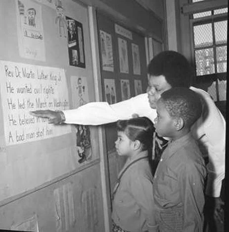 Paraprofessional Doris Hunter teaches about Dr. Martin Luther King Jr. at PS 25 in Brooklyn in 1970 (UFT Hans Weissenstein Negatives Collection, Tamiment Library and Robert F. Wagner Labor Archives, New York University)