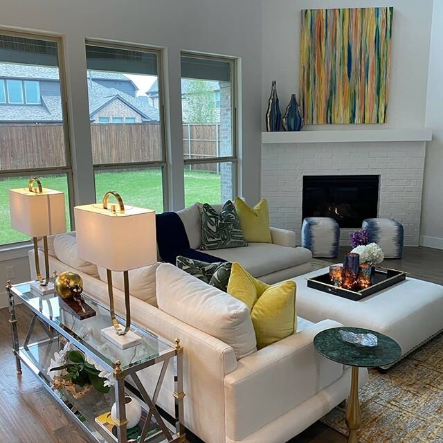 SWIPE to see another angle of this living room space I recently completed for a client. They've been cozy in quarantine! 
#designlife #modernluxdesign #interiordesign #interiors123 #dallasdesigners #janetbakerdesigns #modernhomes #designinspo #interi