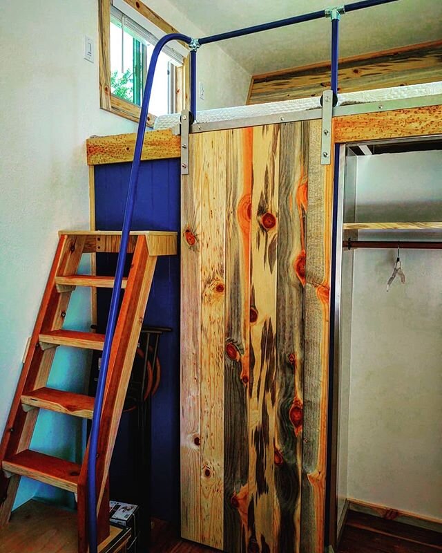 Barn door, guard rail, and stairs all done! ✌️🛠️
Swipe 👉
#tinywingshomes 
#anewwayofliving 
#staypositivelyyoung 
#barndoor 
#guardrail
#tinyhomes