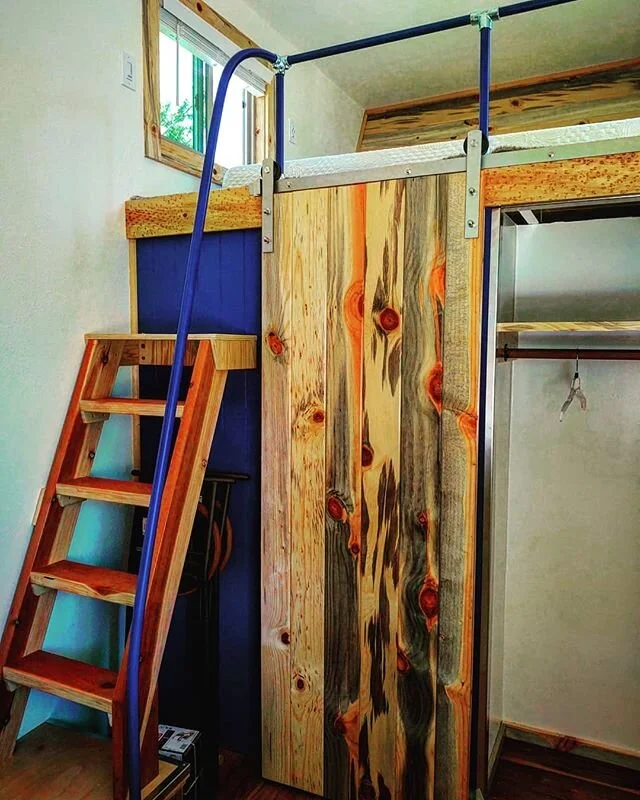 Barn door, guard rail, and stairs all done! ✌️🛠️
Swipe 👉
#tinywingshomes 
#anewwayofliving 
#staypositivelyyoung 
#barndoor 
#guardrail
#tinyhomes