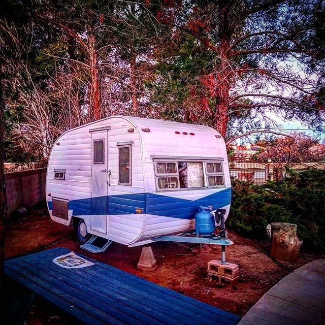 1953 Mercury canned ham travel trailer! 🏕️✌️
#tinywingshomes 
#anewwayofliving 
#staypositivelyyoung 
#vintagetrailer #cannedham