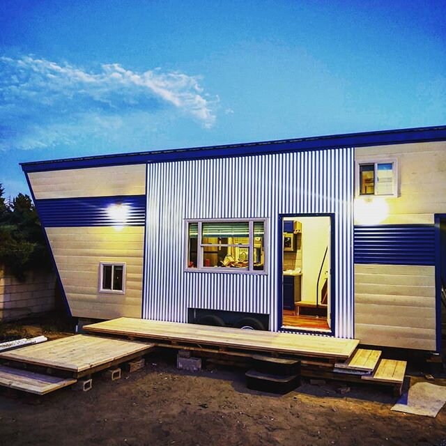 New pallet deck for the Ark THoW is built! 🛠️
Swipe 👉
#tinywingshomes 
#anewwayofliving 
#staypositivelyyoung 
#theark 
#tinyhouse #tinyhomes
