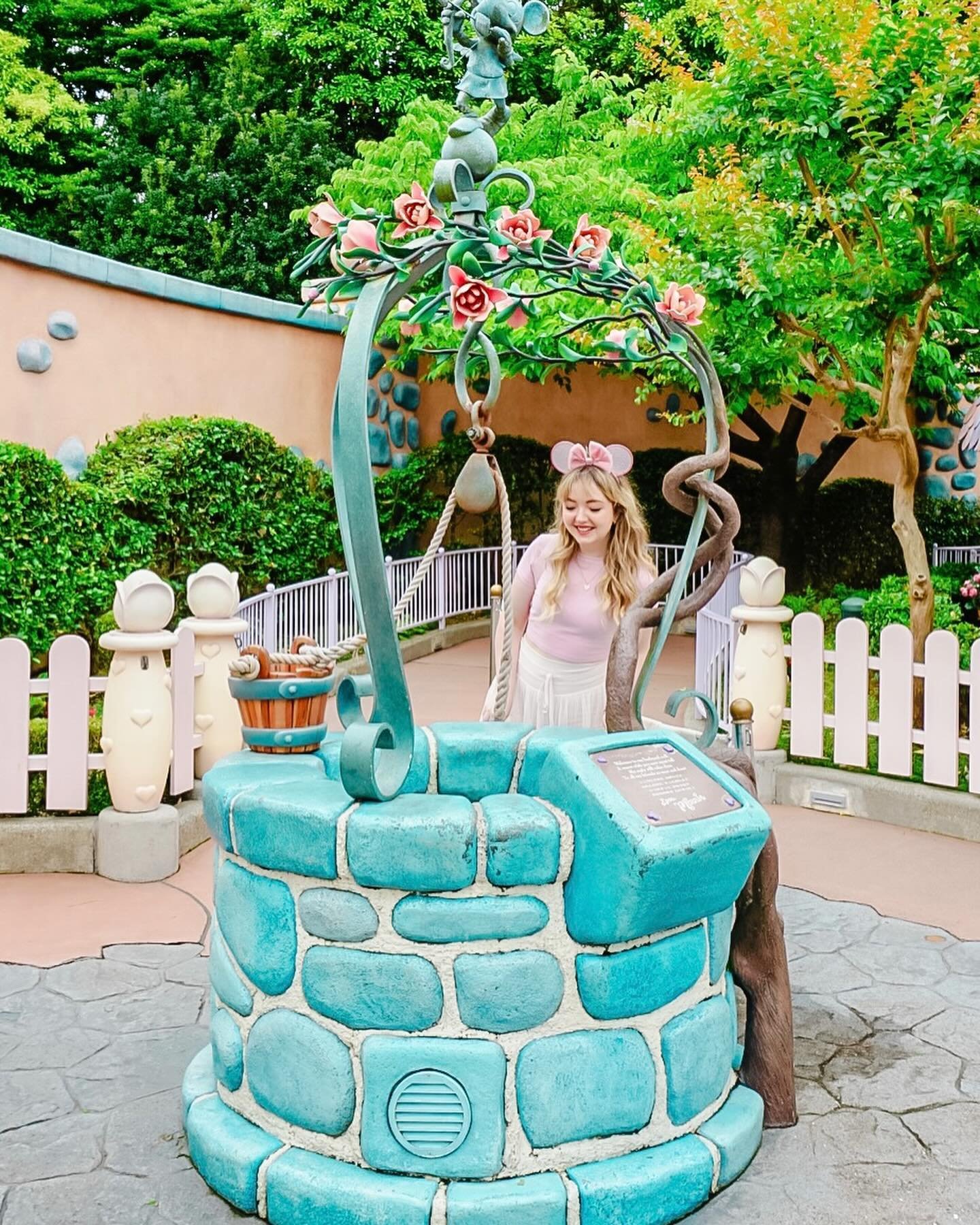 Wishing there was a way I could teleport back to Tokyo Disneyland! Swipe to see all the houses I wanted to move into 🌸
.
.
.
🏷️ #tokyo #tokyodisneyland #disney #castle #travelgram #wishingwell