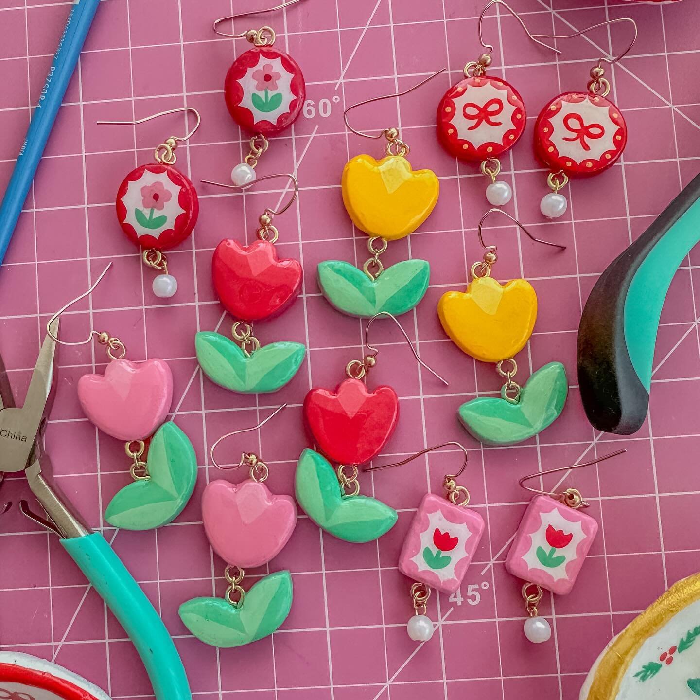 Some more handmade earrings/trinket dishes! My two personalities are currently at war: spring floral vs cheery holiday. So why not make both? 🎄🌷✨
.
.
.
🏷️ #diy #handmade #floral #earrings #jewelry #tulips #holiday #christmas #xmas #clay #sculpey #