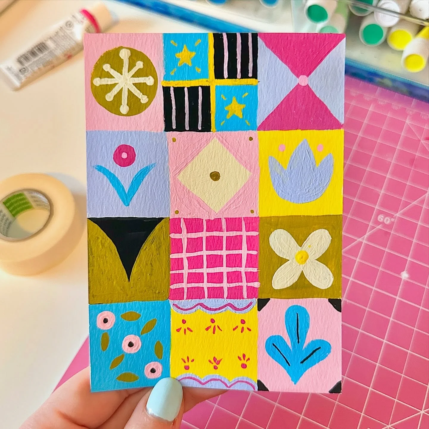🖤🩵🩷💛
.
.
.
🏷️ #gouache #acrylagouache #pattern #shapes #sketch #sketchbook #warmup #painting #floral #checkered #postcard