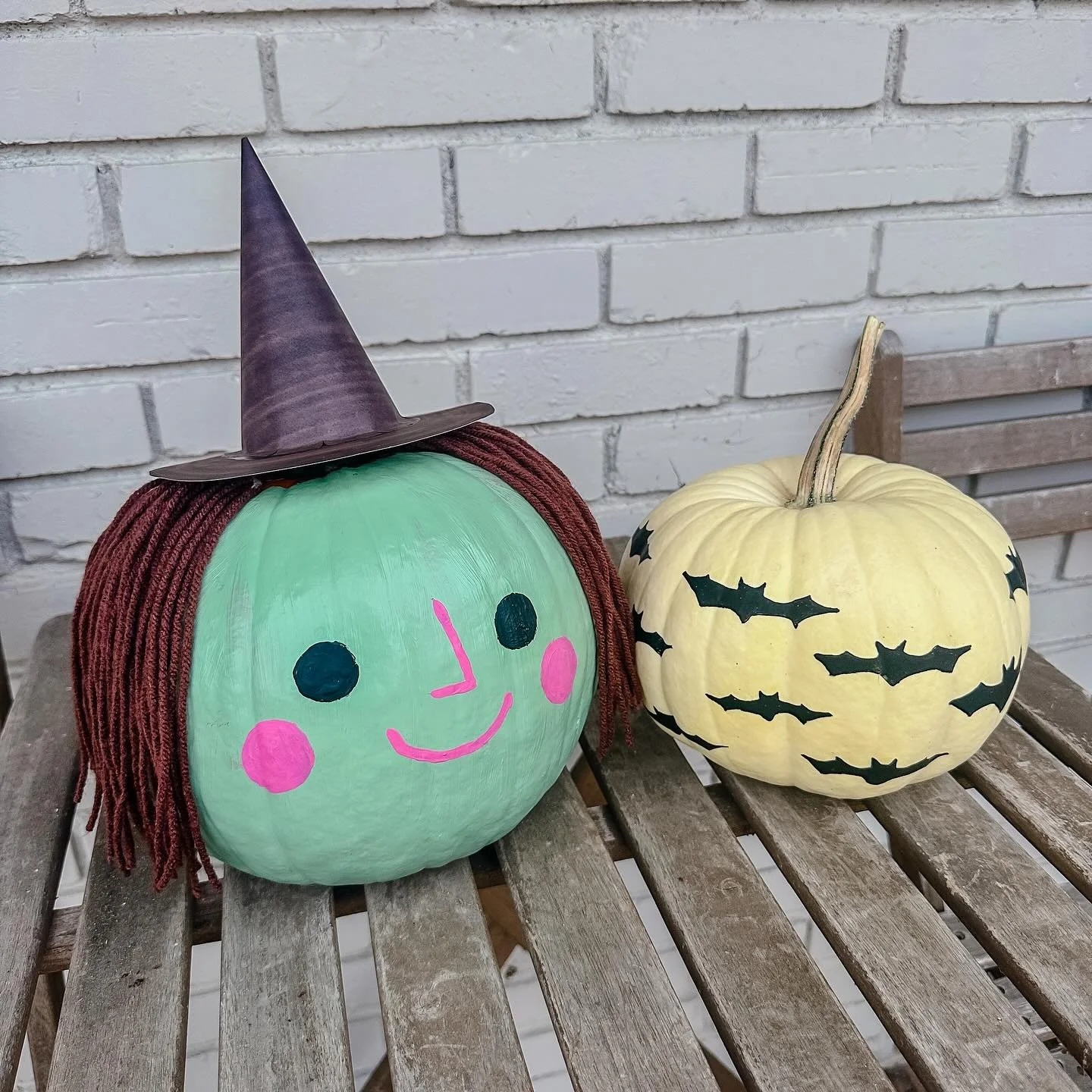I&rsquo;d much rather paint my pumpkins than carve them 🎃🦇
.
.
.
🏷️ #pumpkin #pumpkins #jackolantern #witch #witchhat #crafts #happyhalloween #halloween #bats
