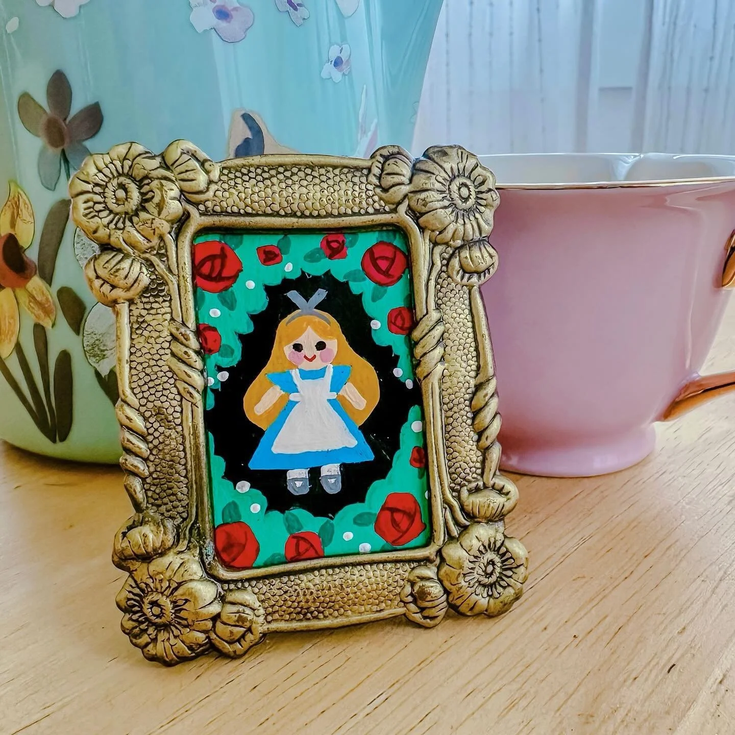 I thrifted some tiny frames from @ghoulishdelights.shop so I wanted to make some tiny paintings to go inside them! Staying in my comfort zone, I painted a little Alice. I had some fun staging the photos 🫖✨
.
.
.
🏷️ #alice #aliceinwonderland #gouach