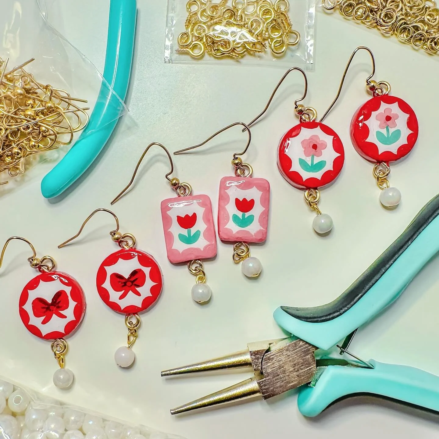 I made some hand sculpted/painted clay earrings just for fun! I&rsquo;ve been enjoying trying new mediums ✨
.
.
.
🏷️ #handmade #diy #jewelry #clayearrings #clay #floral #bow #coquette