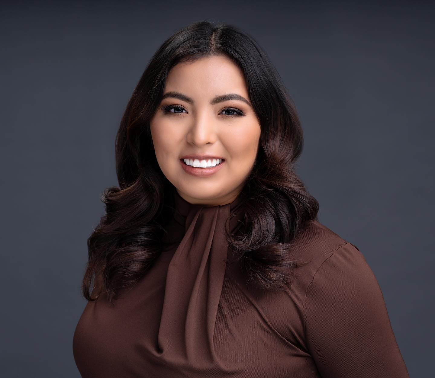 Another gorgeous headshot from the @thevallejoteam photoshoot! This stunner doesn&rsquo;t wear a lot of makeup, so I kept it more natural and with a neutral color palette, and soft curls. 

Foundation: @danessa_myricks vision cream cover

Brows: @ana