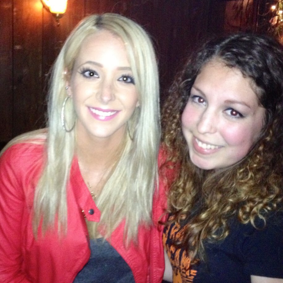 Throwback to that time in SF that I met Jenna Marbles at my favorite dive bar. SO much to say about this photo 😂

We hung out, bought each other shots, and laughed about her drunk makeup tutorial. I his was 10 years ago&hellip;

#throwbackthursday #