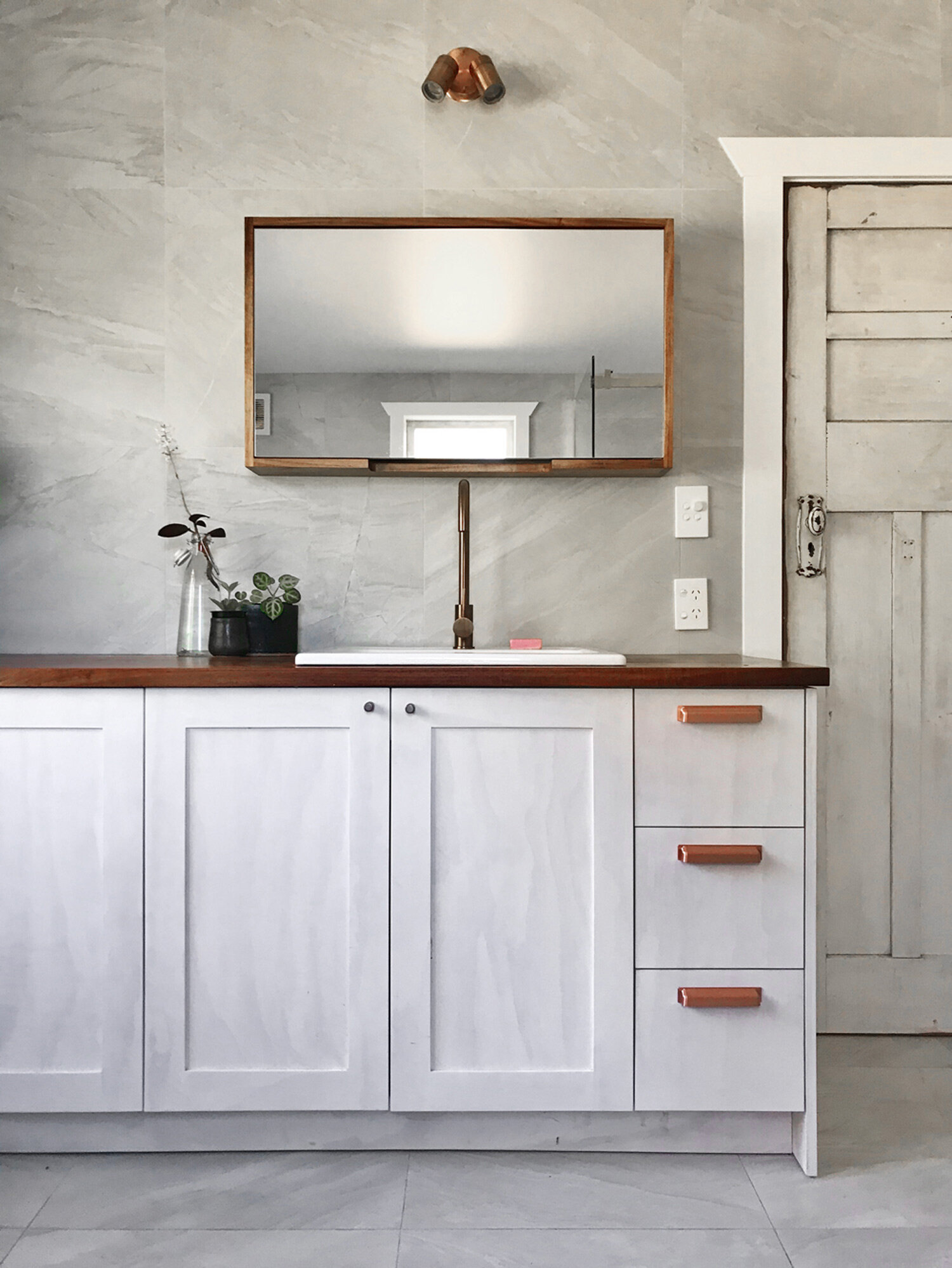 bathroom-renovation-custom-cabinets-vanity-blackwood-motide-raglan-nz-ploen.jpg