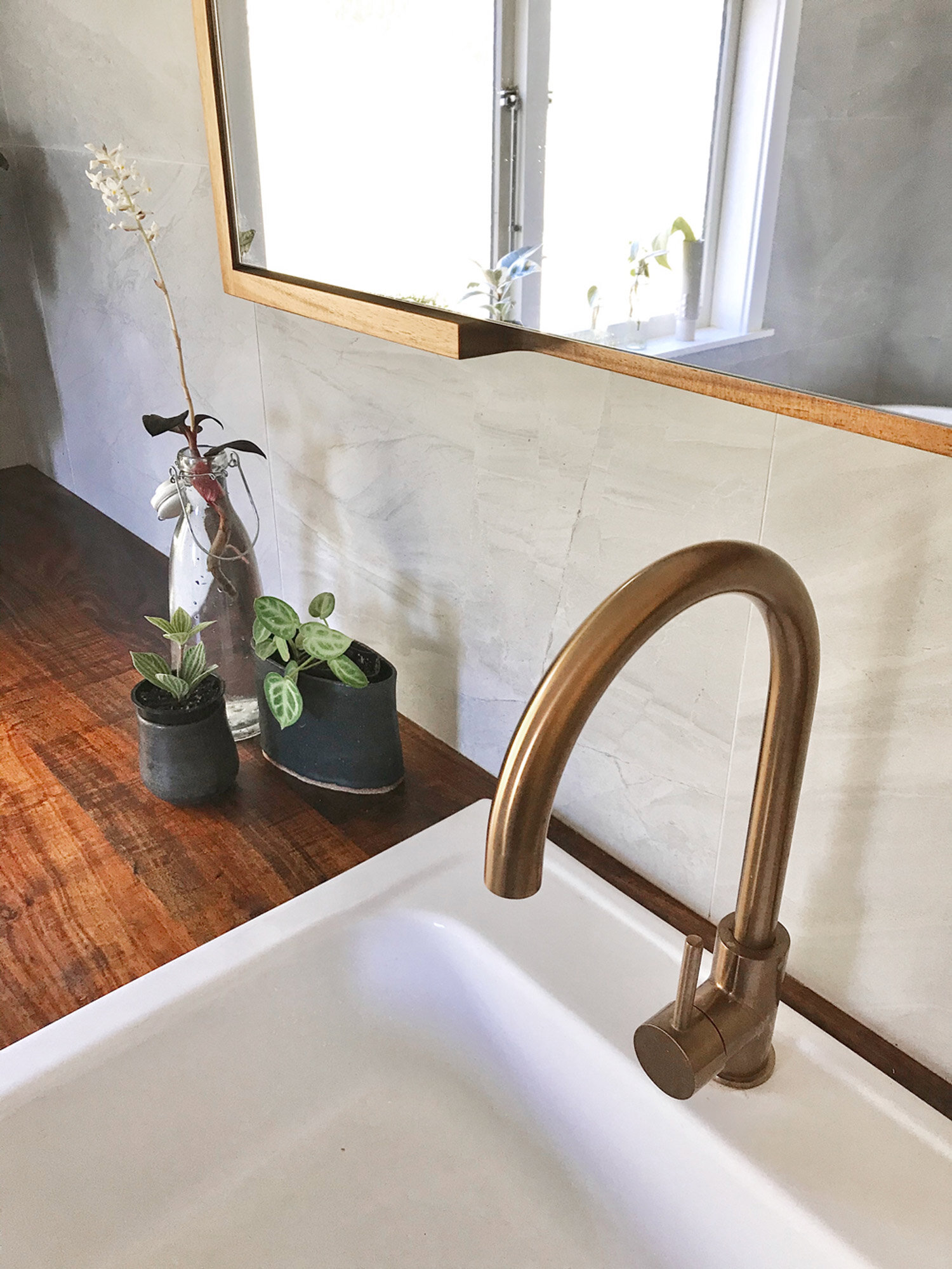 bathroom-renovation-custom-benchtop-vanity-blackwood-motide-raglan-nz-ploen.jpg