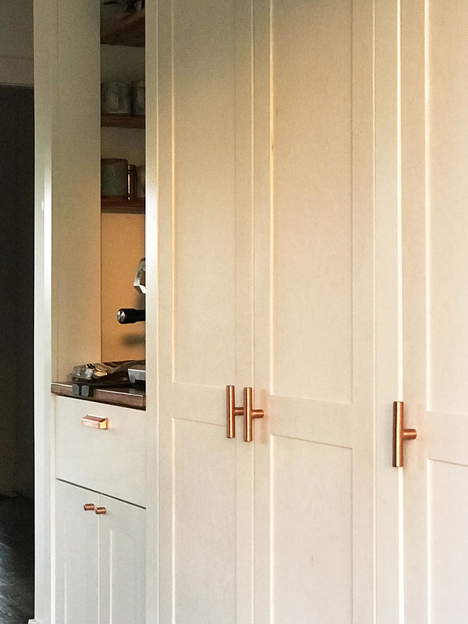 custom-kitchen-with-copper-handles-motide-raglan-nz.jpg