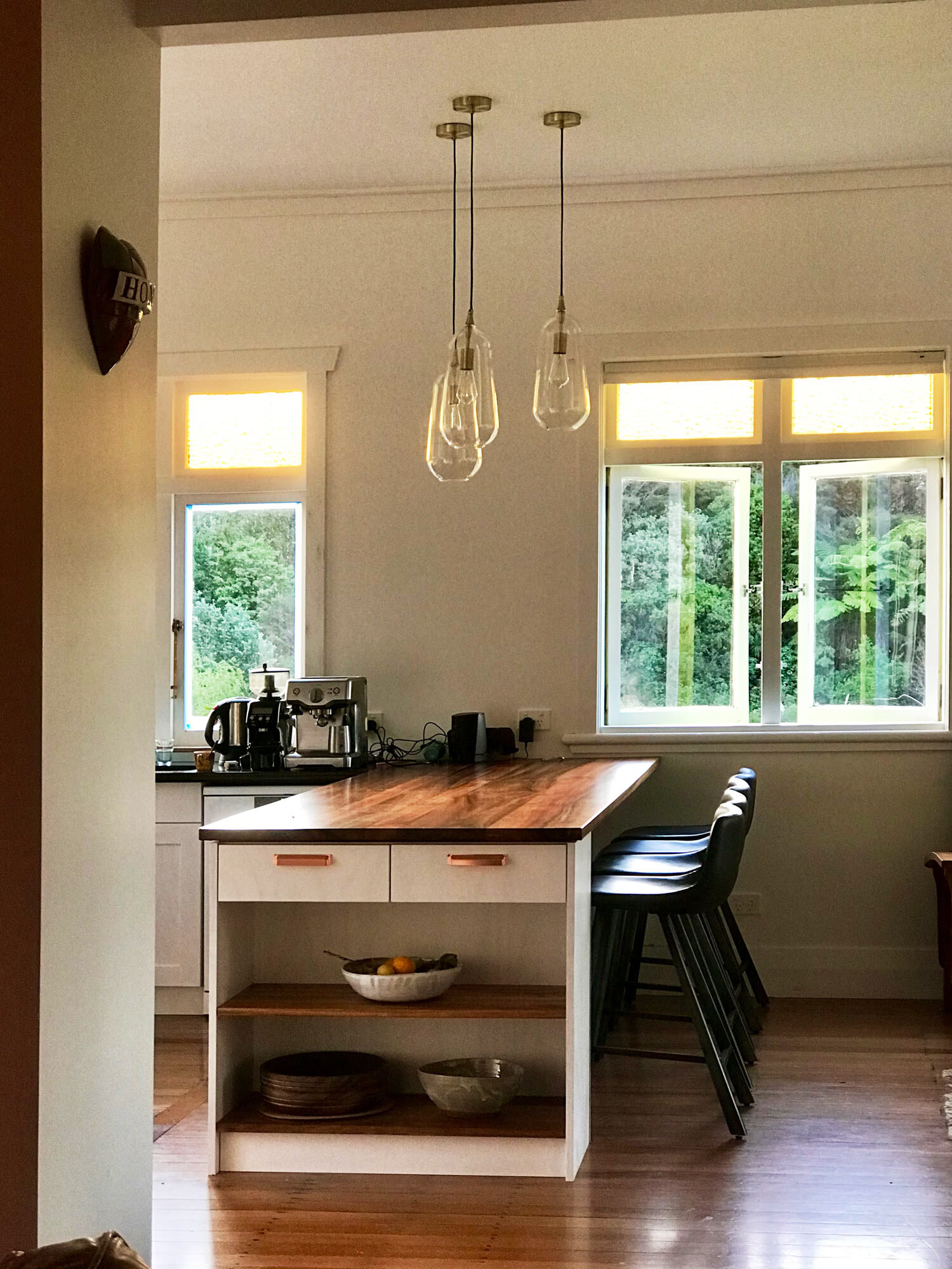shaker-kitchen-with-blackwood-benchtop-motide-raglan-nz-ploen.jpg