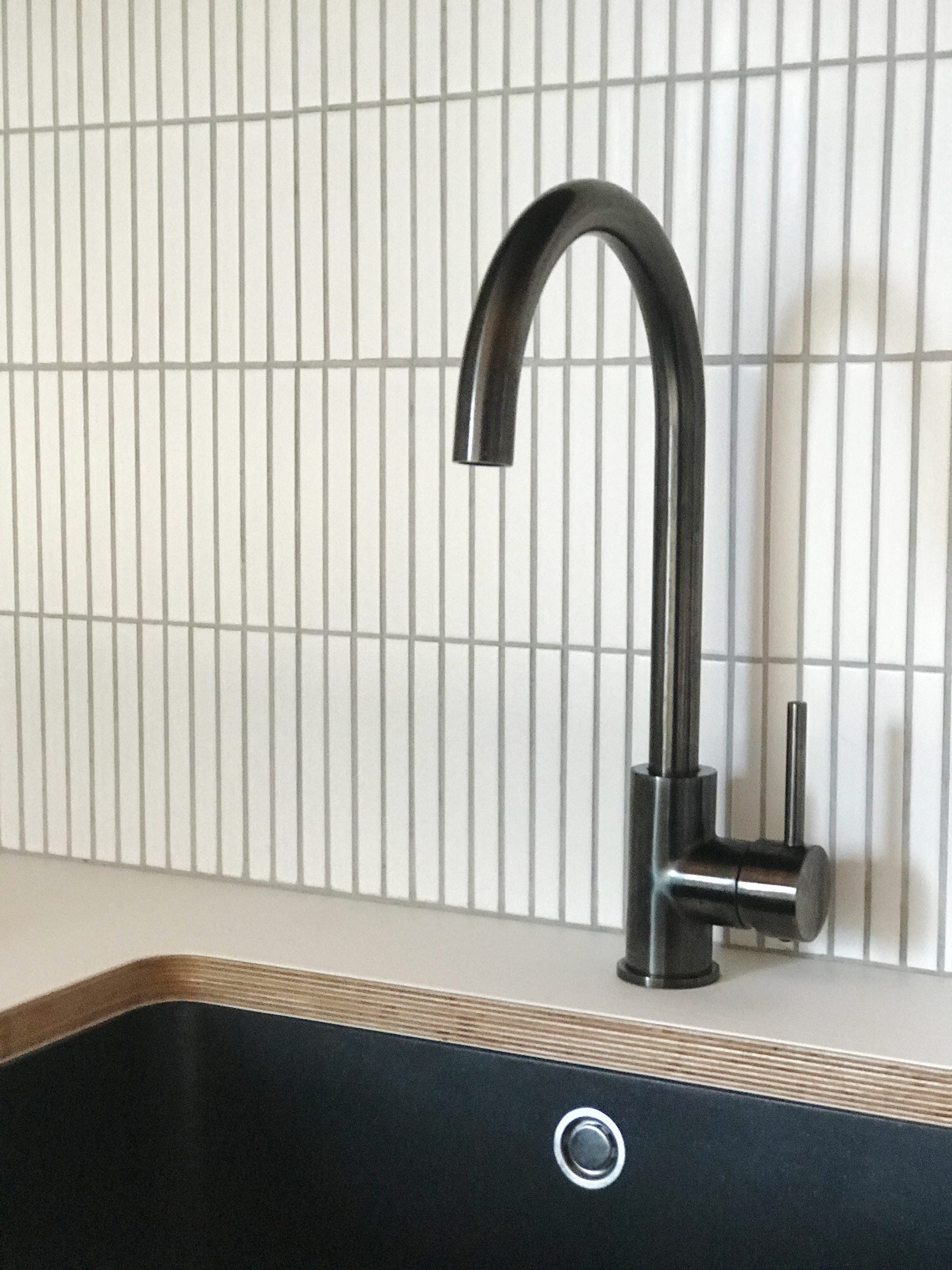 kitchenette-with-finge-tiles-and-black-tap-motide-raglan-nz-ploen.jpg