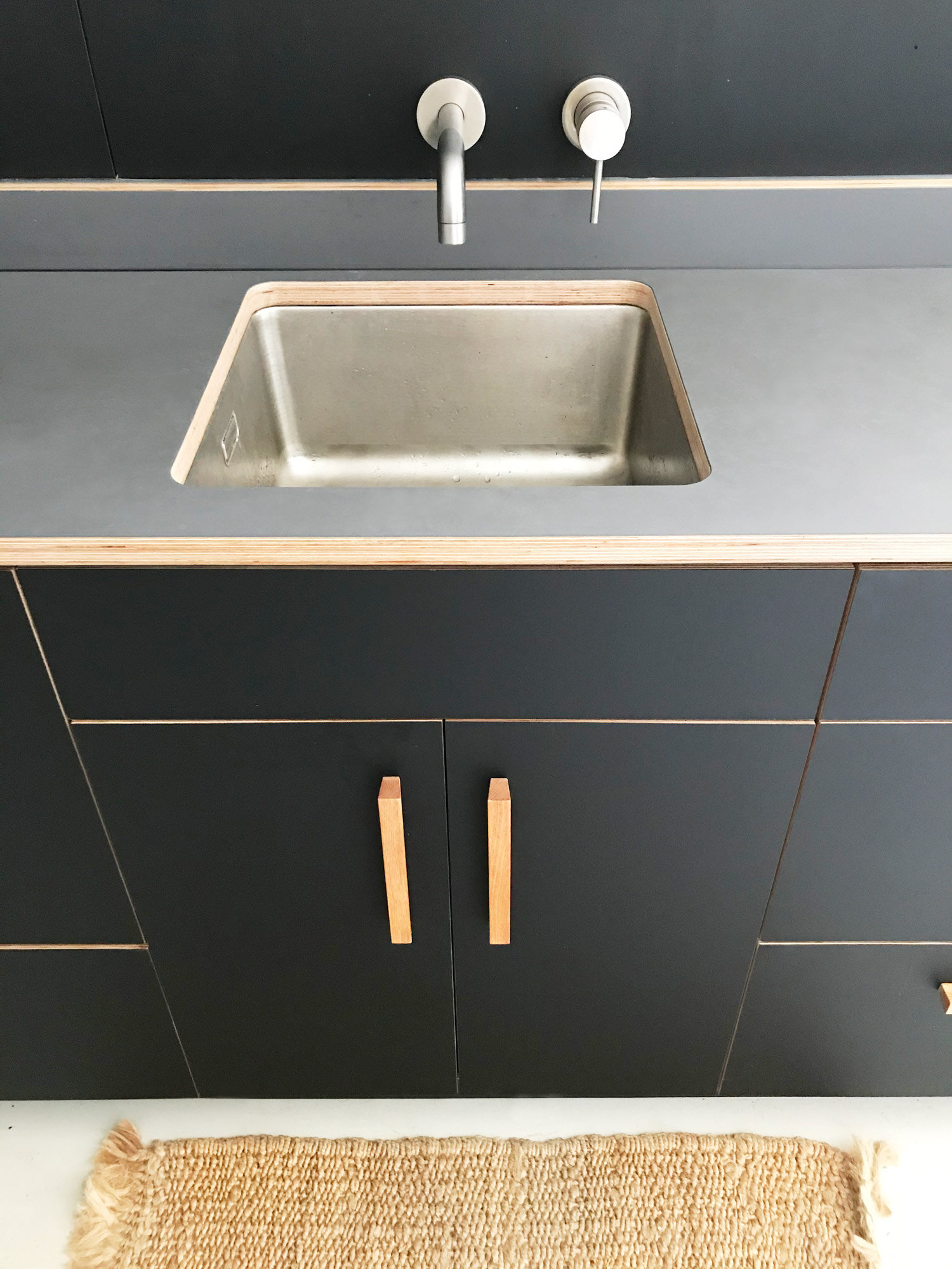 plywood-kitchenette-black-with-grey-benchtop-motide-raglan-nz-ploen-4.jpg