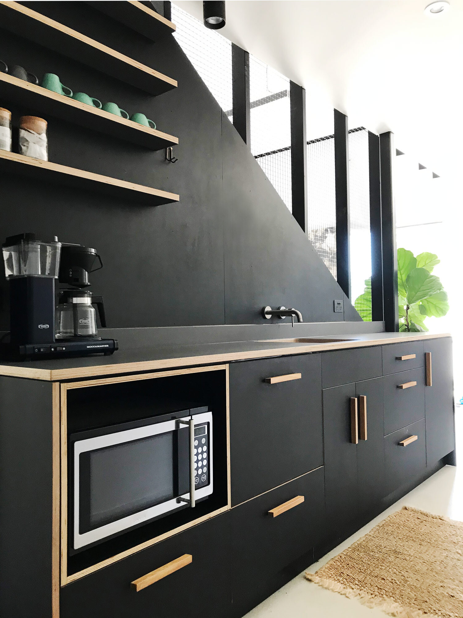 plywood-kitchenette-black-with-rimu-handles-motide-raglan-nz-ploen-1.jpg