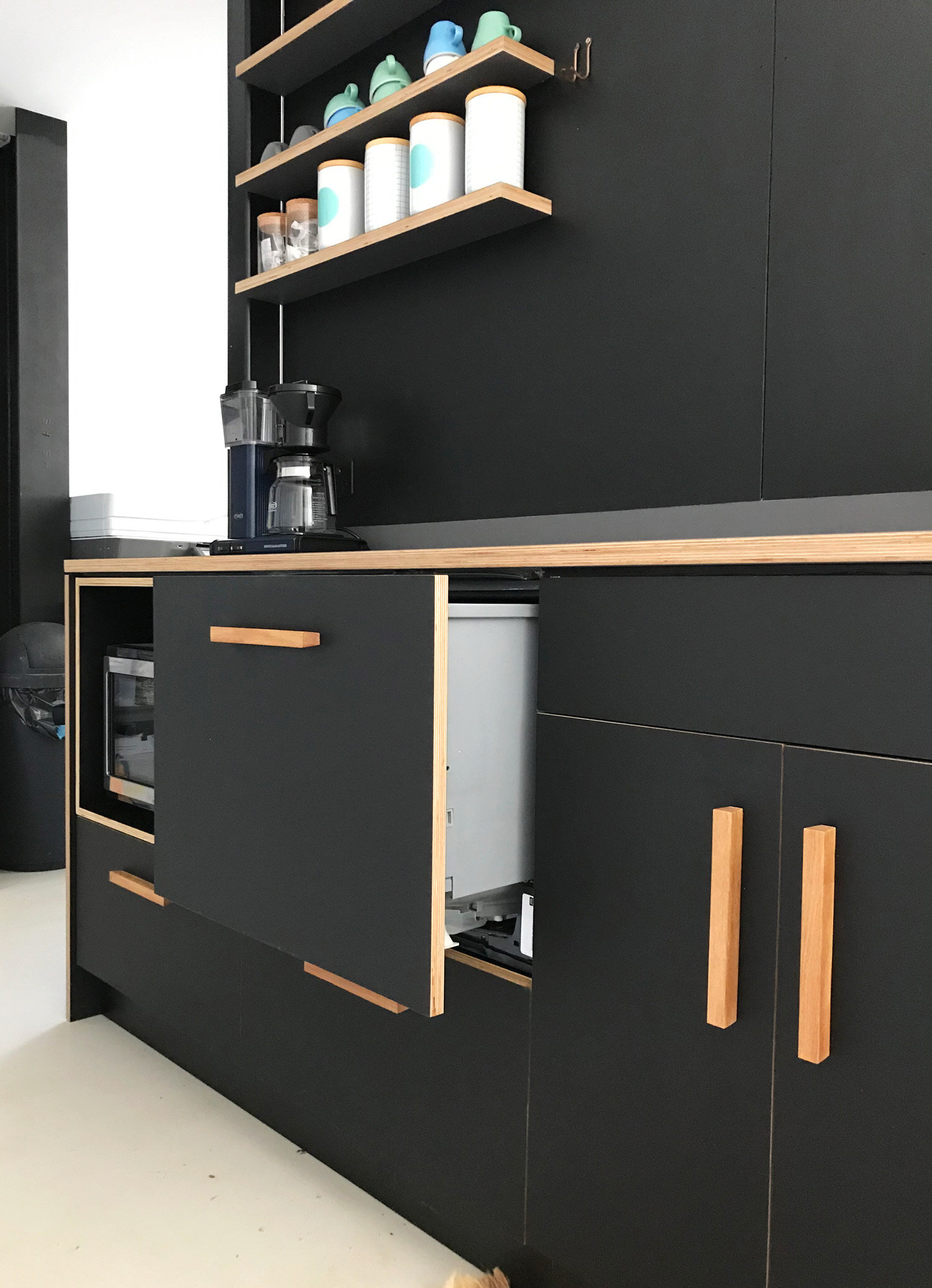 Plywood-kitchenette-black-with-rimu-handles-motide-raglan-nz-ploen-4.jpg