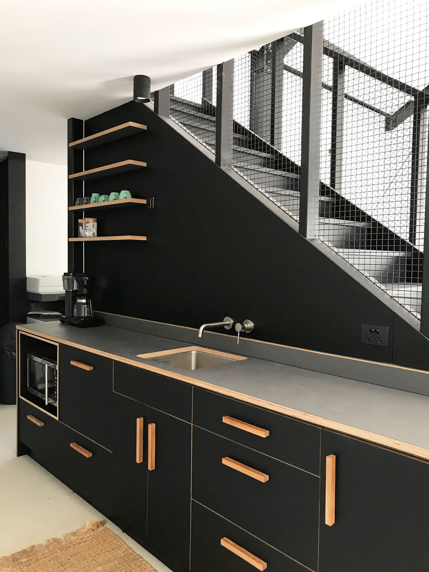 Plywood-kitchenette-black-with-rimu-handles-motide-raglan-nz-ploen.jpg
