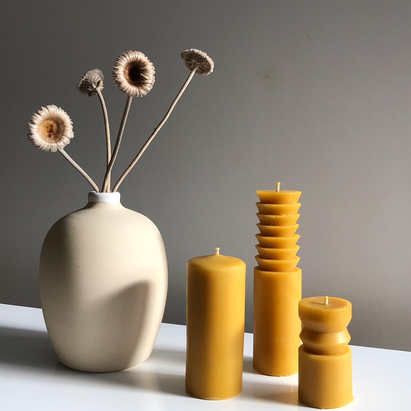 These candles 😍😍😍

Handcrafted and beautiful.
And 100% beeswax 🧡💛🧡

Pop in if you&rsquo;d like to grab some or order via email. 

#beeswaxcandles #beeswaxlove
#madeinraglan 
#raglancollabs #steinerinspired 
#womeninbusiness 
#nzmade
#handmadenz