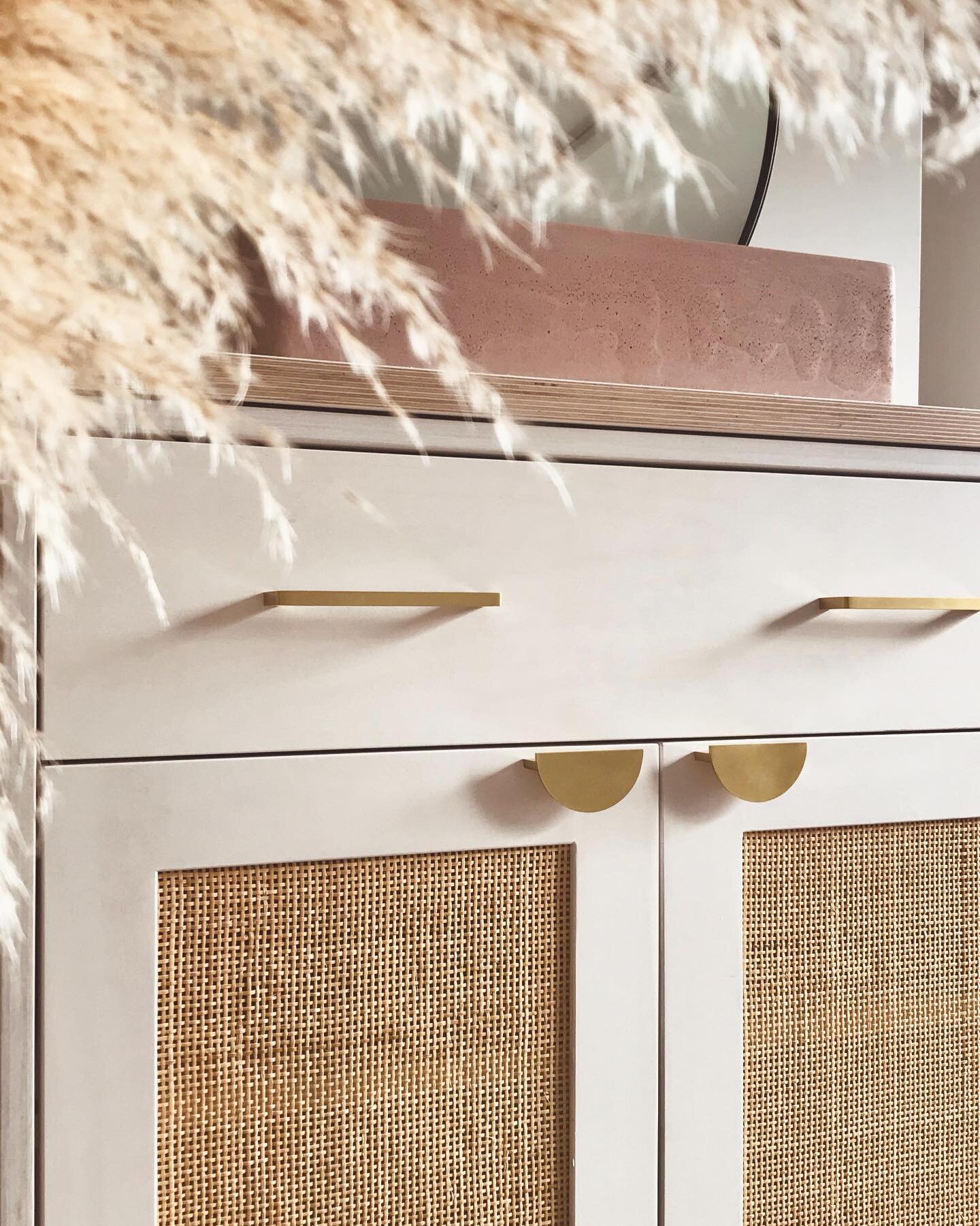 Zooming in to closer look at this white rattan vanity. 🔍🔍🔍

We have used high-quality birch plywood and finished it with a white oil. This makes the rattan colour pop. 💥

The top is a thick laminated white matte Polaris plywood, which is super du