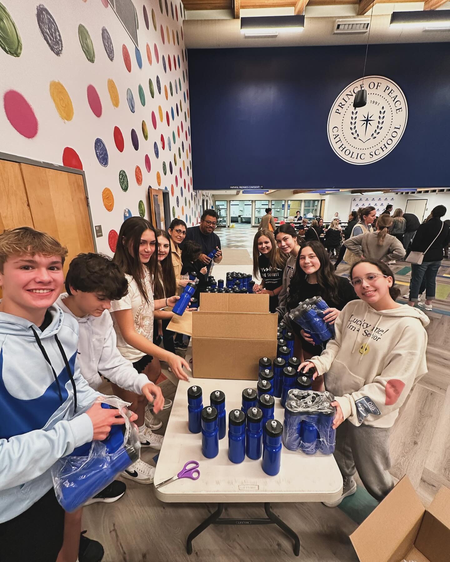 SERVIAM NIGHT 🤝🌊

Last night our parish and school families partnered with @veraaquaveravita and made packages for the families in Peru that don&rsquo;t have access to clean water or hygiene. Thank you Lord for giving us the opportunity to serve ou