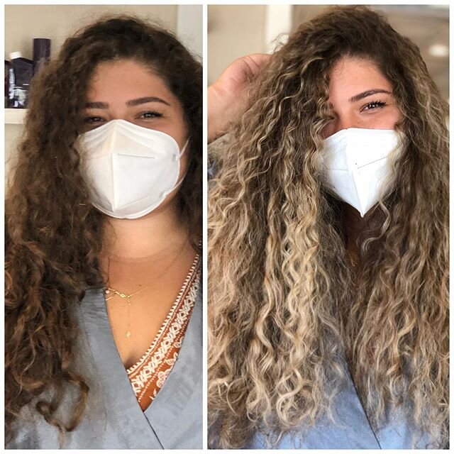 You guys, curly hair balayage is actually winning my 💘💘 ⁣
⁣
I&rsquo;m always saying that coloring hair is like Chemistry mixed with Art 👩🏼&zwj;🎨 ⁣
⁣
Curly hair tends to be drier so it can lighten quicker. So like in this case I made sure to star