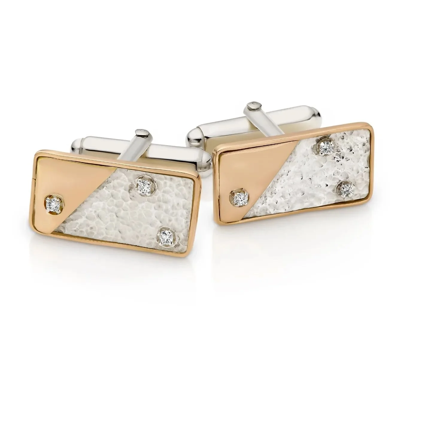 ETTO

◾️BOLD ◾️ VIVID ◾️ POWER
is a representation of bravely showing a clear vision without fear.

Etto cufflinks are two tone yellow and white gold and feature three diamonds each.
#cufflinks
#diamonds 
#goldcufflinks
#diamondcufflinks
