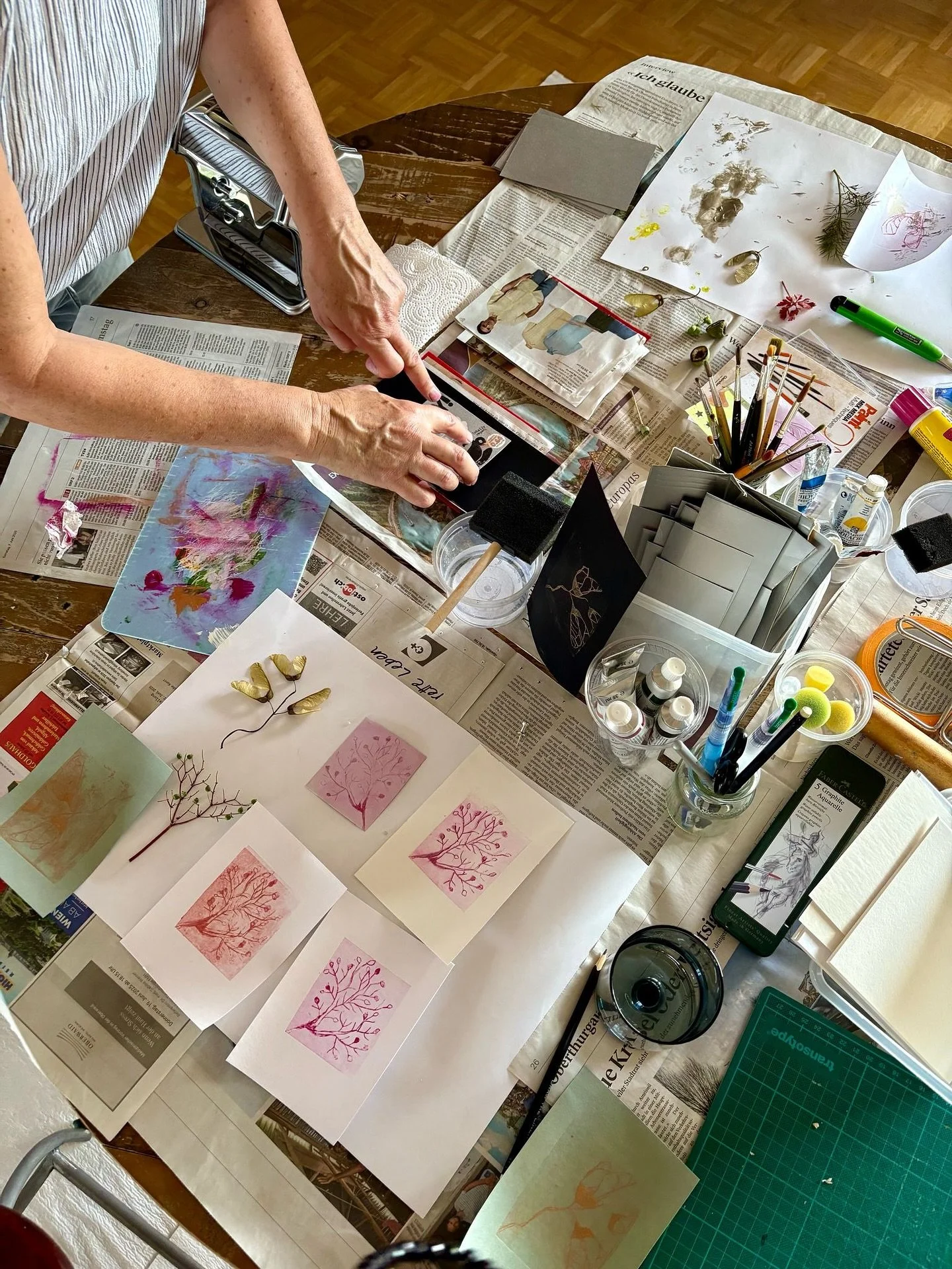 Druck dir was &ndash; Kreativworkshop mit Antje
Samstag, 12. Juli &middot; 14&ndash;17 Uhr

Tiefdruck mal anders: Mit Tetrapack, Nudelmaschine und viel Lust am Zufall gestalten wir kleine Papierwunder! 
Gemeinsam mit Designerin Antje von @lakritzerde