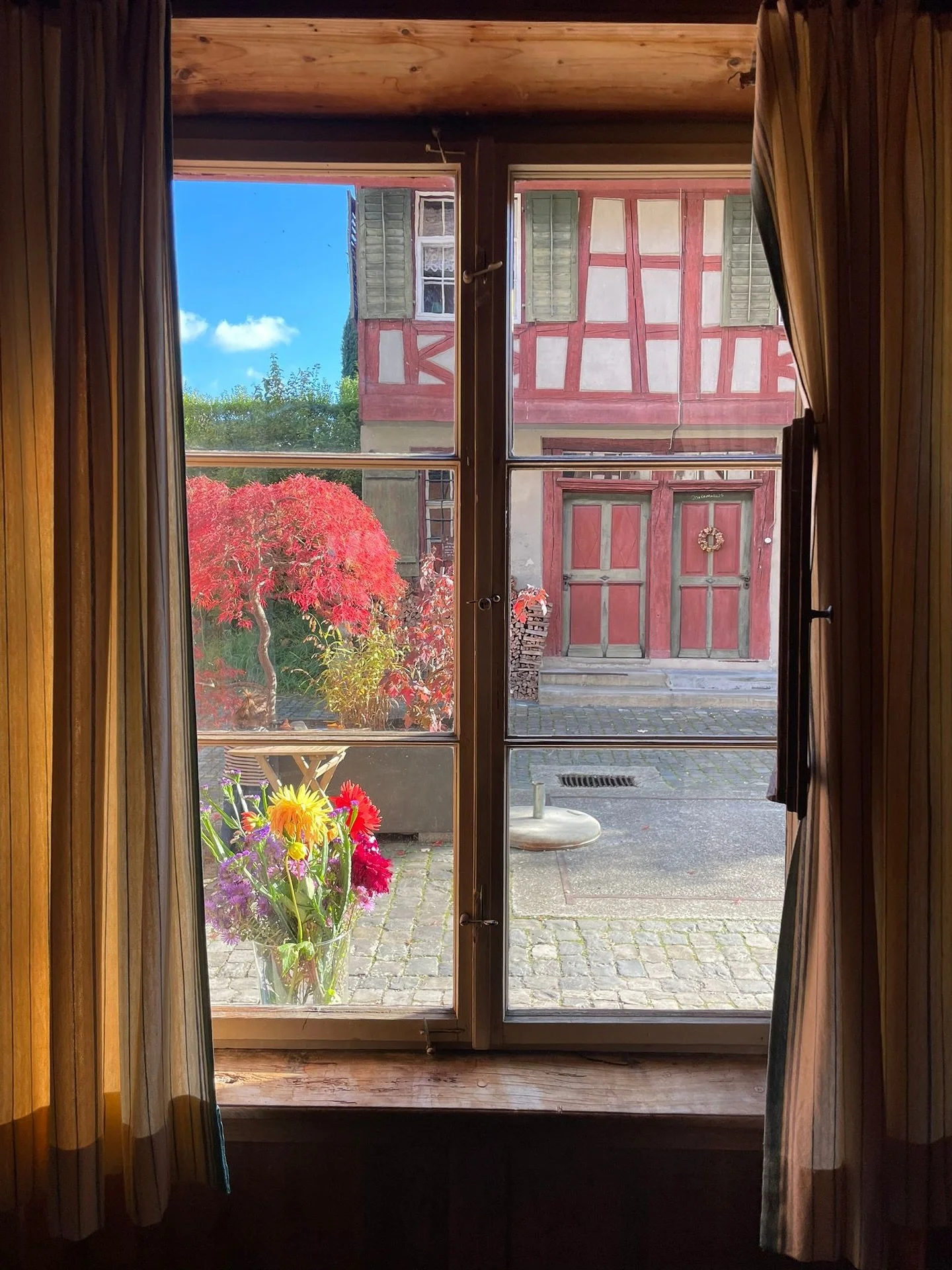 Was, wenn Stille, Einfachheit und Gemeinschaft der neue Luxus sind?

In einer Zeit, wo alles immer schneller wird, tut es einfach gut, anzukommen.

Im Kehlhof sehen wir jedes Mal, wie in der Einfachheit das Sch&ouml;ne entsteht &ndash; wie Menschen e