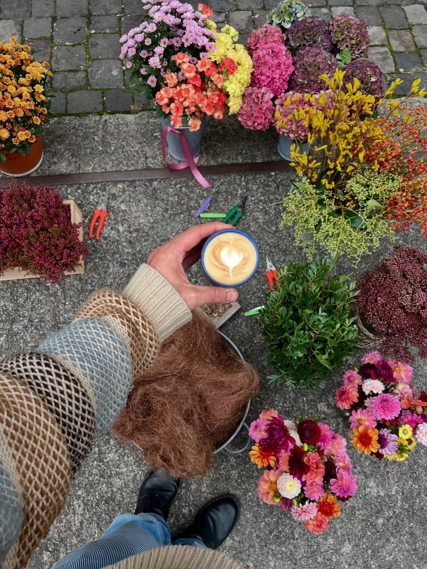 Was wir am meisten am Kehlhof lieben?
Ganz klar: den Innenhof

Einfach drau&szlig;en sein ohne st&auml;ndig aufpassen zu m&uuml;ssen
Mit Malio ist das Gold wert
er kann spielen entdecken rumrennen
und wir wissen er ist sicher
Man hat alles im Blick

