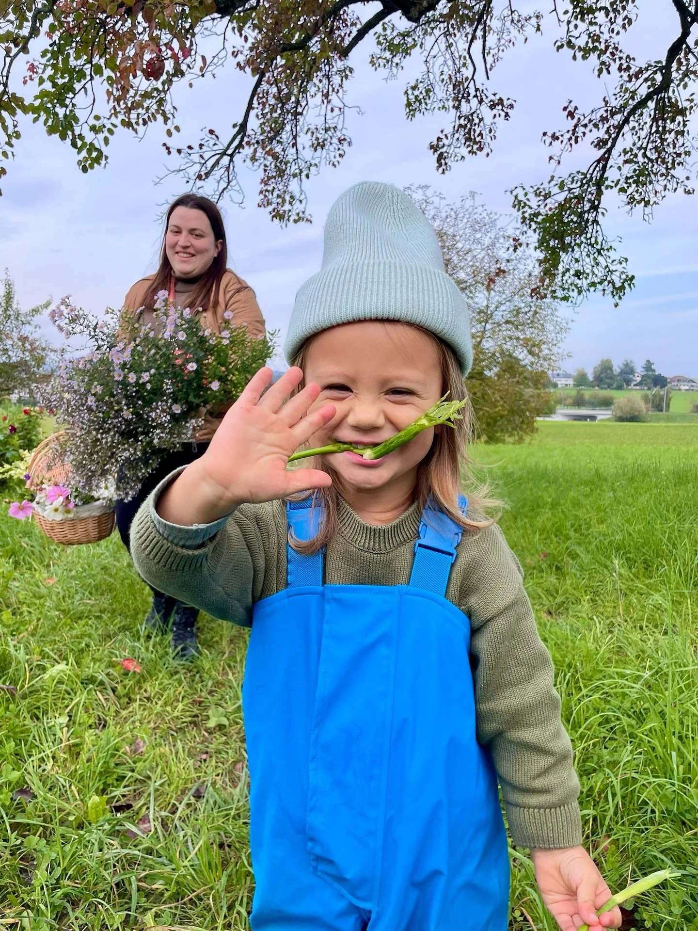 Morgen ist&rsquo;s wieder soweit: wir machen die Kehlhof-Stube warm f&uuml;r euch!
Drinnen knistert der Kachelofen, drau&szlig;en unser kleiner Hof und mittendrin einfach wir alle.

Neu mit dabei: Salome 💛 &ndash; sie wohnt jetzt auch im Kehlhof. So
