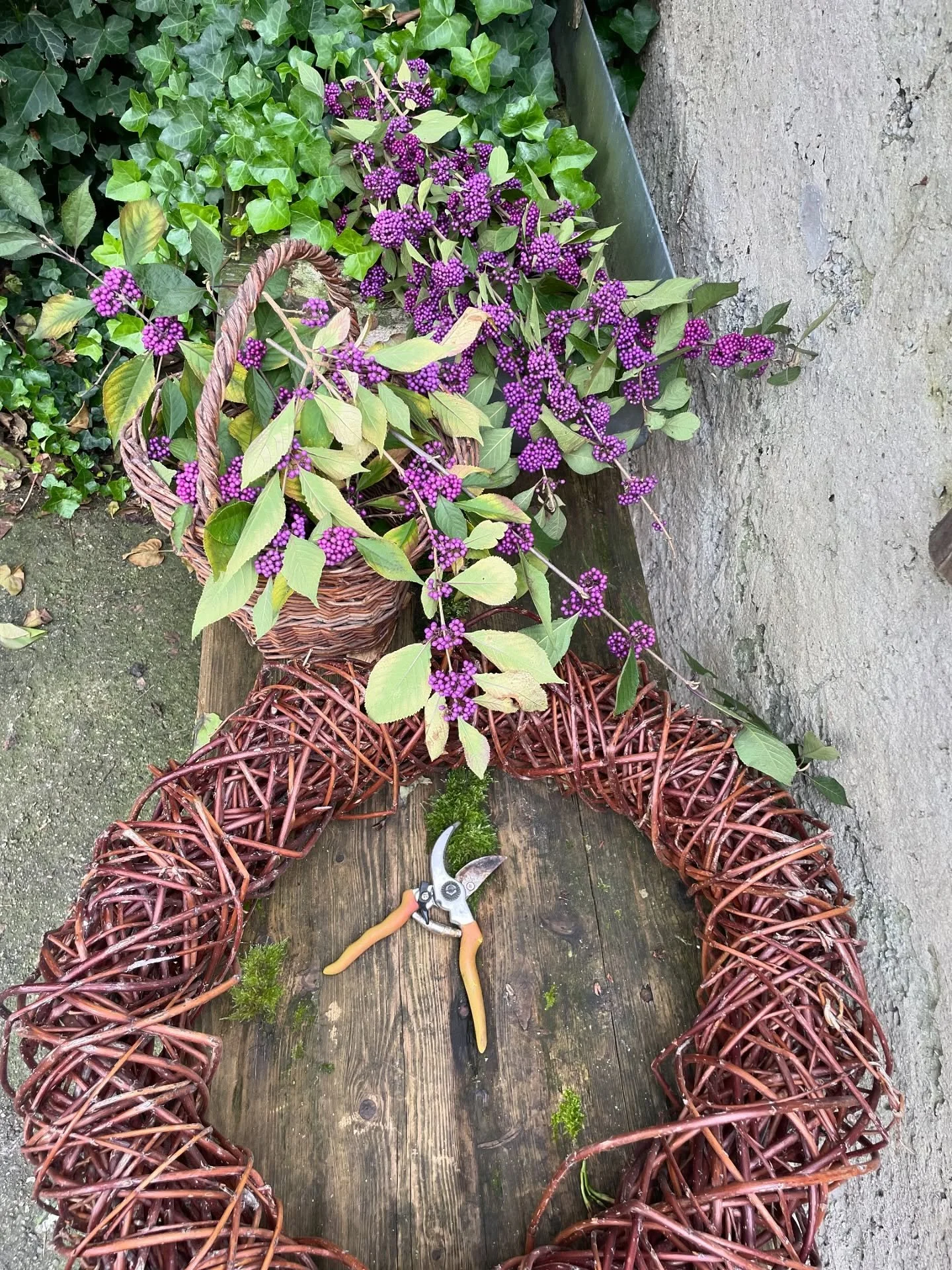 &Auml;s herbstlet bi uns im Kehlhof. Mir freued uns sehr uf die Johresziit und sind vieli S&auml;cheli am usprobiere. H&uuml;t spontan e Kranz f&uuml;r ad Sch&uuml;&uuml;r gschm&uuml;ckt. Falls au Du Lust uf e herbstliche Kranz hesch - am 18.11 chund