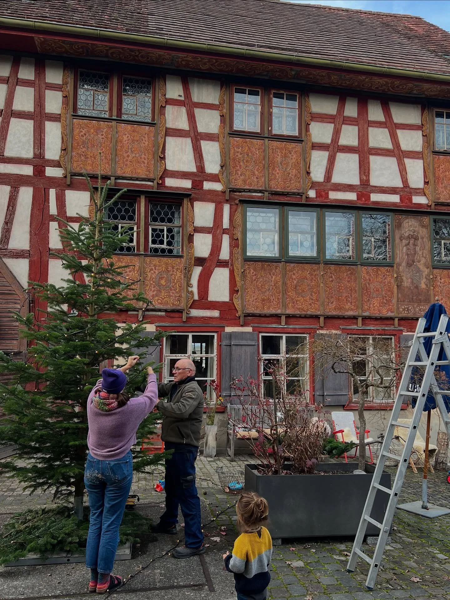 ihr Lieben morgen geht&rsquo;s los!
Der Tannenbaum steht, die Lichter h&auml;ngen und im Kehlhof wird&rsquo;s wieder richtig gem&uuml;tlich. ✨

Wir er&ouml;ffnen unsere Adventswerkstatt und nennen es der kleinste Weihnachtsmarkt im Thurgau. 
Freuen u