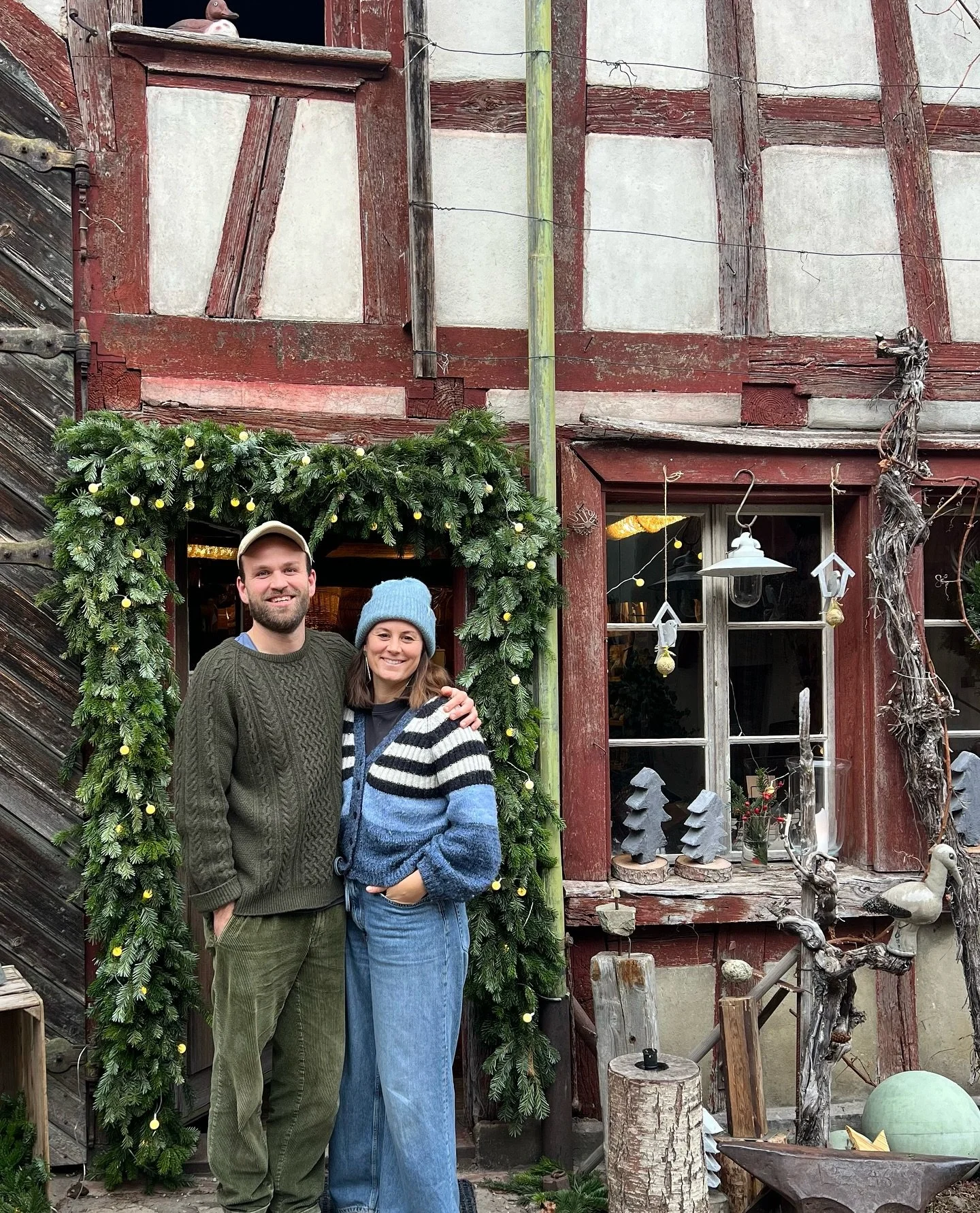 Zuhause im Kehlhof
Vor ein paar Monaten h&auml;tten wir selbst nicht gedacht, dass aus einer Idee in unserer alten Werkstatt einmal ein Weihnachtsmarkt wird.
Jetzt stehen wir da mitten in der Adventszeit im wohl kleinsten Weihnachtsmarkt im Thurgau 
