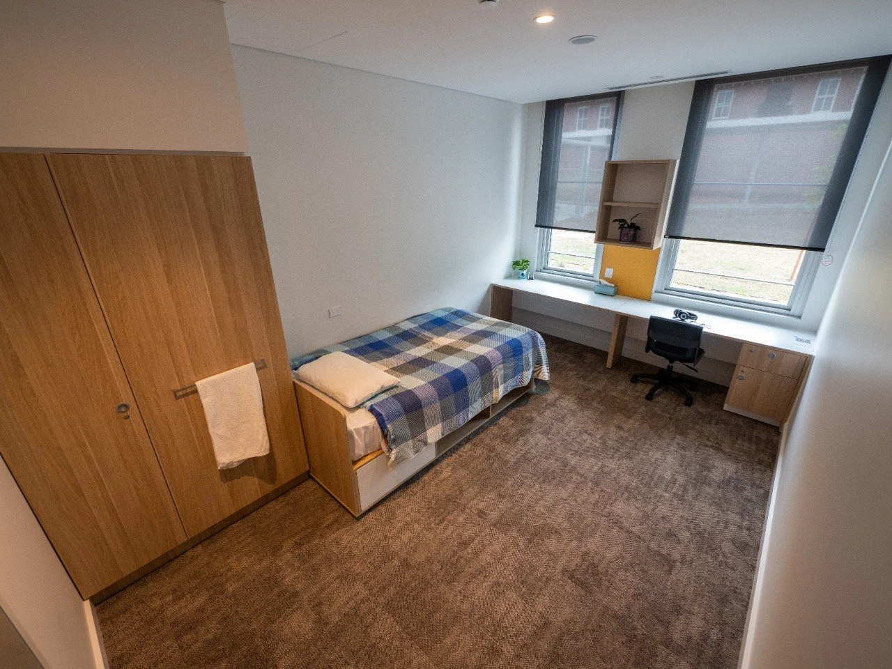 Spacious_single_occupant_rooms_available_for_senior_students..jpg.thumb.1280.1280.jpg