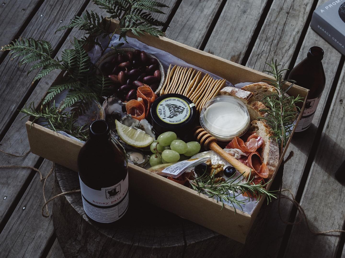 🫐🧀🥖🦪 
This last year has really highlighted the importance of supporting local businesses, and @brunyislandplatters are a local business supporting local businesses, so it&rsquo;s like &ldquo;support local&rdquo; inception 🖤 I feel it strongly w