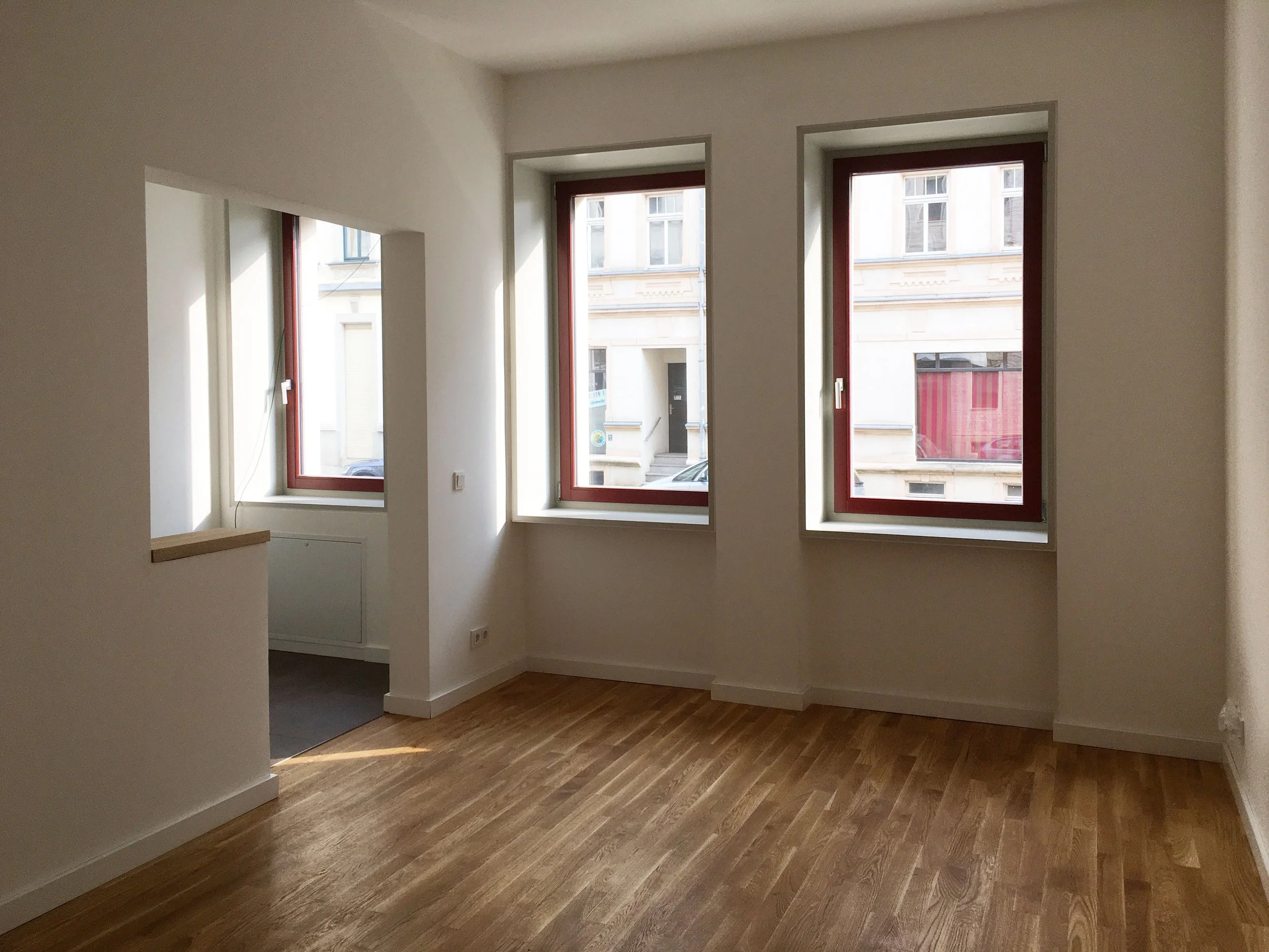 Wohnraum und Küche (links)
