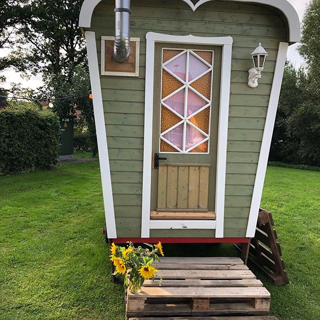 #telefonbooth mal anders!

Wir lieben die Leihgabe von Lukas aus Bliestorf f&uuml;r die n&auml;chsten Tage!

Wer will zum Skypen &amp; telefonieren kommen?

#sch&auml;ferwagen #tinyhouse #coworkingsommerbliestorf #coworkland #digitalenomadenpodcast #