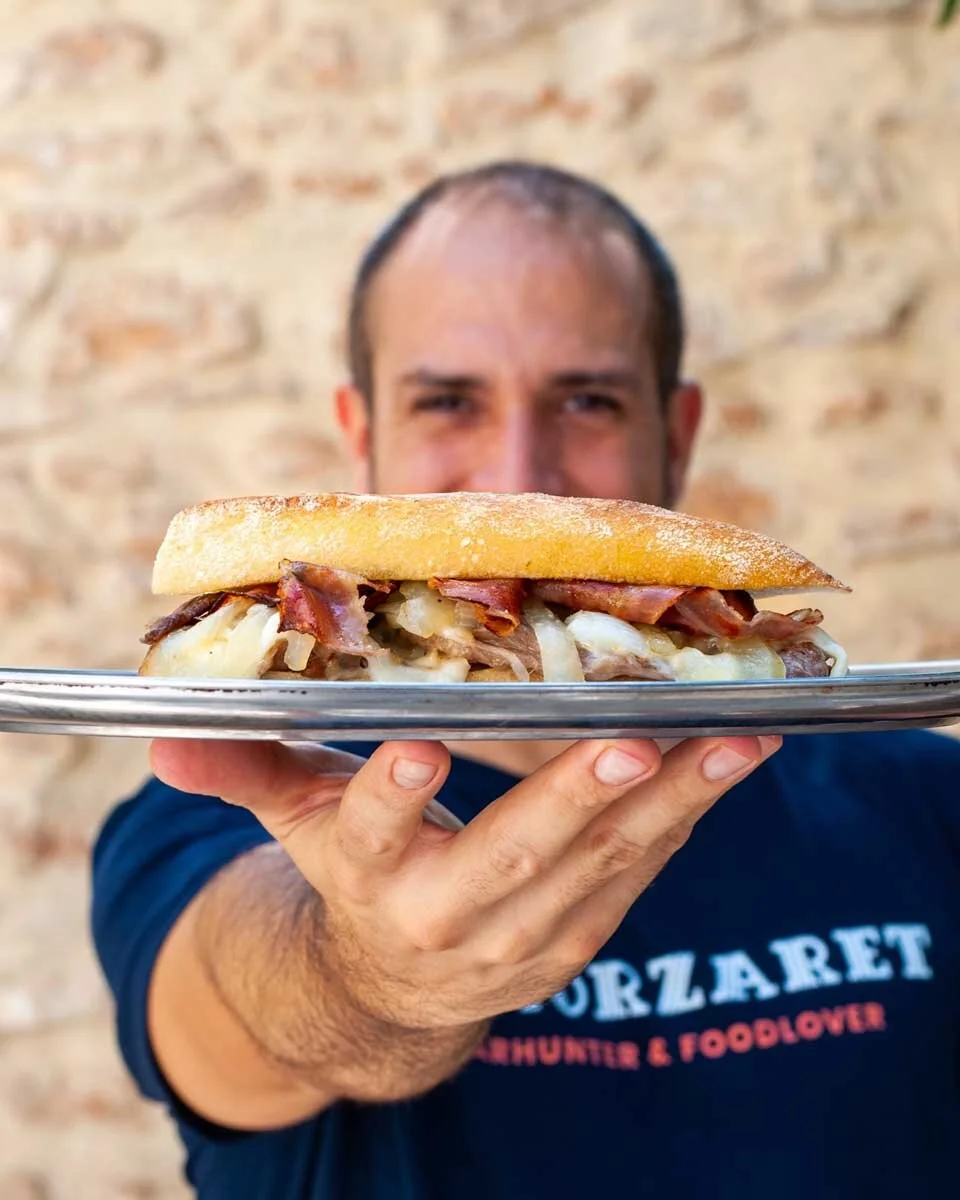 Entrevistem a Joan Ruiz, el responsable d'Esmorzaret, el compte que ho peta a Instagram i qui ho sap tot sobre el dinar valencià