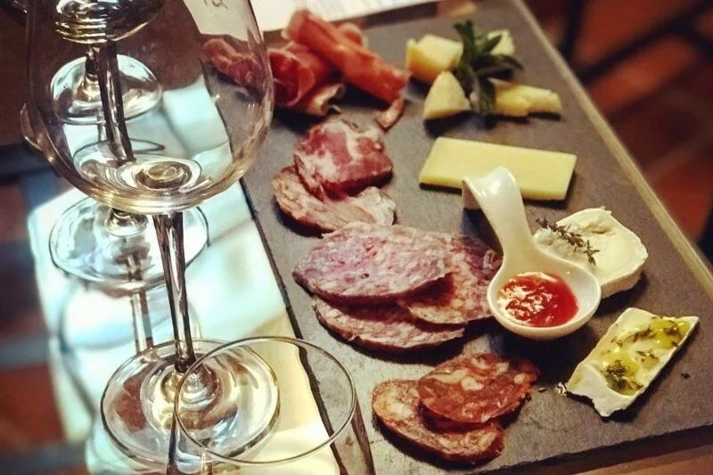 Maridaje de quesos e ibéricos con visita a bodega · Ribera del Duero