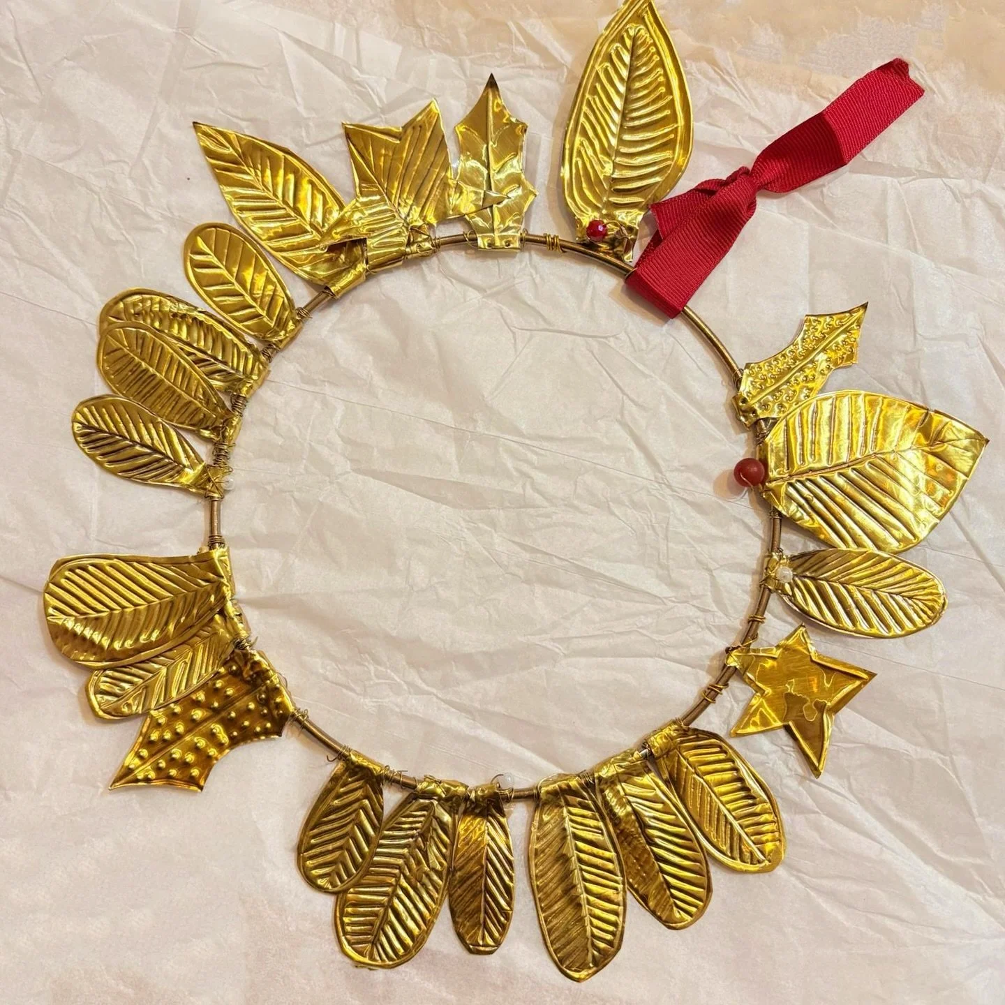 yay !!! last week i got to host another foil decorations &amp; wreath workshop at @enkionline and it was the best time ever 🤍🌙✨️⭐️💫😄 i taught four super talented strangers how to make foil wreaths &amp; decorations and i was bloooown away by the 