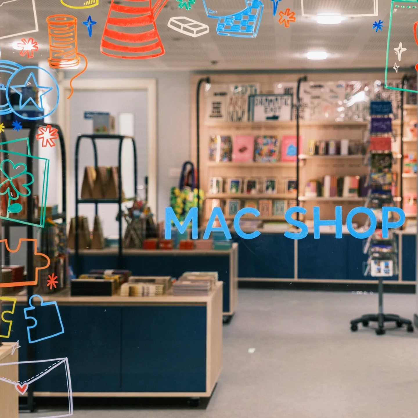 some lovely new pics of the drawing i got to do on @mac_birmingham&rsquo;s shop window, as part of their brand-new revamped shop launch a few weeks ago!!!! 🚀❤️🌷🌸🥰💖 it was such a fun time ~ from designing the illustrations on my ipad to drawing w